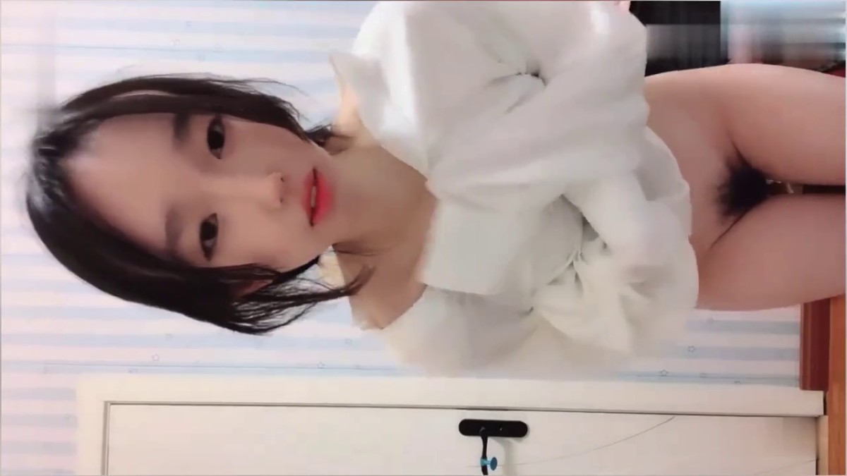 【纯欲风小仙女】贫乳清纯初恋脸艳舞自慰，现实甜美的外表，实则反差小骚逼