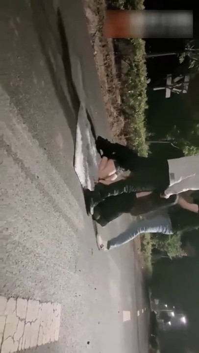 场面淫乱KTV多人！跪地插嘴后入！张开双腿沙发上操，驾车户外，马路上翘屁股吃屌，回酒店4P激情