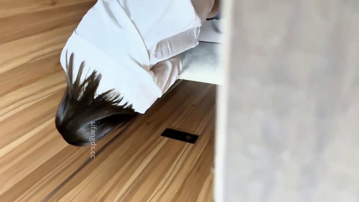 9月新流出精品厕拍 5A甲级写字楼隔板女厕 手持偷拍本写字楼最美白领姐姐的逼装酷抽烟