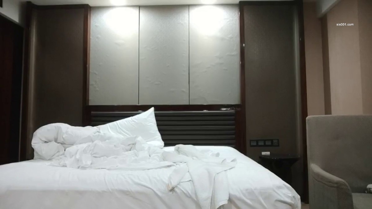 巨乳妹子 爽你就叫出来 我直接进去了 身材丰满性格不错 粉鲍鱼快速猛抠受不了 被大哥无套输出 内射