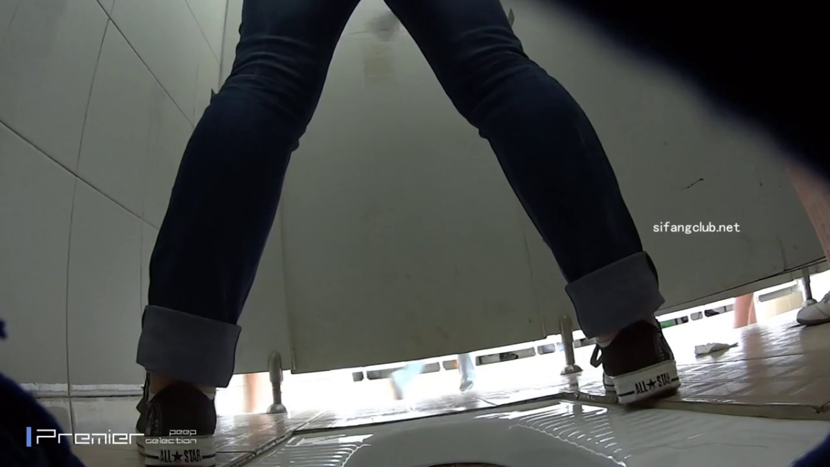 坑神潜入大学校园，女厕全景偸拍，大学校园女厕全景偷拍多位漂亮学妹嘘嘘