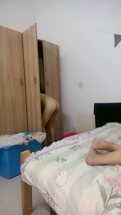 风骚的小少妇在家让大哥各种玩弄，像草逼一样草嘴，口交大鸡巴，激情上位，让大哥压在身下玩弄，口活一级棒