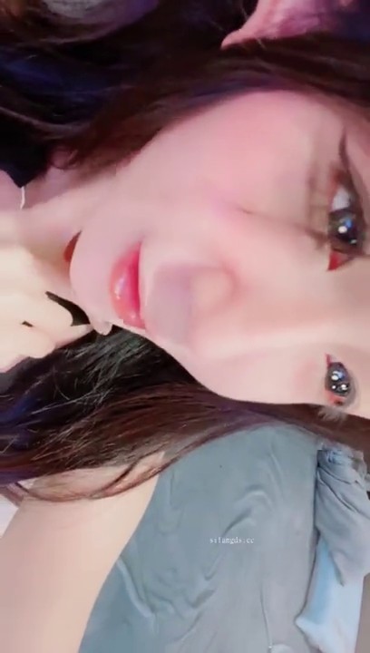 新片推荐！顶级新绿播女神下海【小渔儿】逆天的颜值和身材秒杀各路网红，动漫般美妙的身材，极品爆乳，人间极品尤物