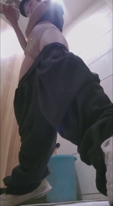 9月新流出 私房大神极品收藏 商场女厕前景角度偷拍 全身包裹很严实的美女