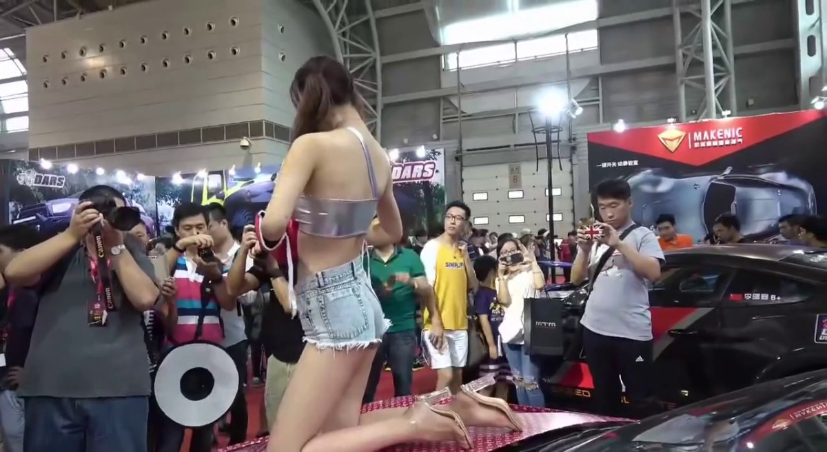 车展上的美女模特 可爱的毛毛钻了出来了抄底cd