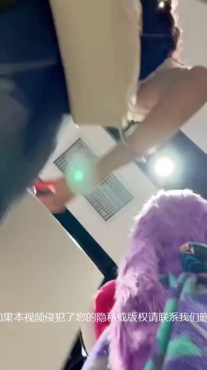 偷拍 抄底cd身材娇小的红发小姐姐长裙紫色内内可爱