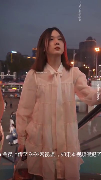 偷拍抄底 白色裙高颜值小姐姐 手扶梯