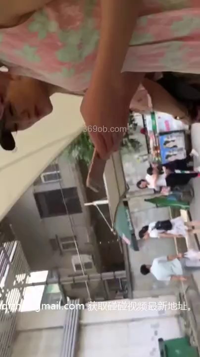 偷拍抄底cd 跟随粉色短裙小姐姐 手扶梯