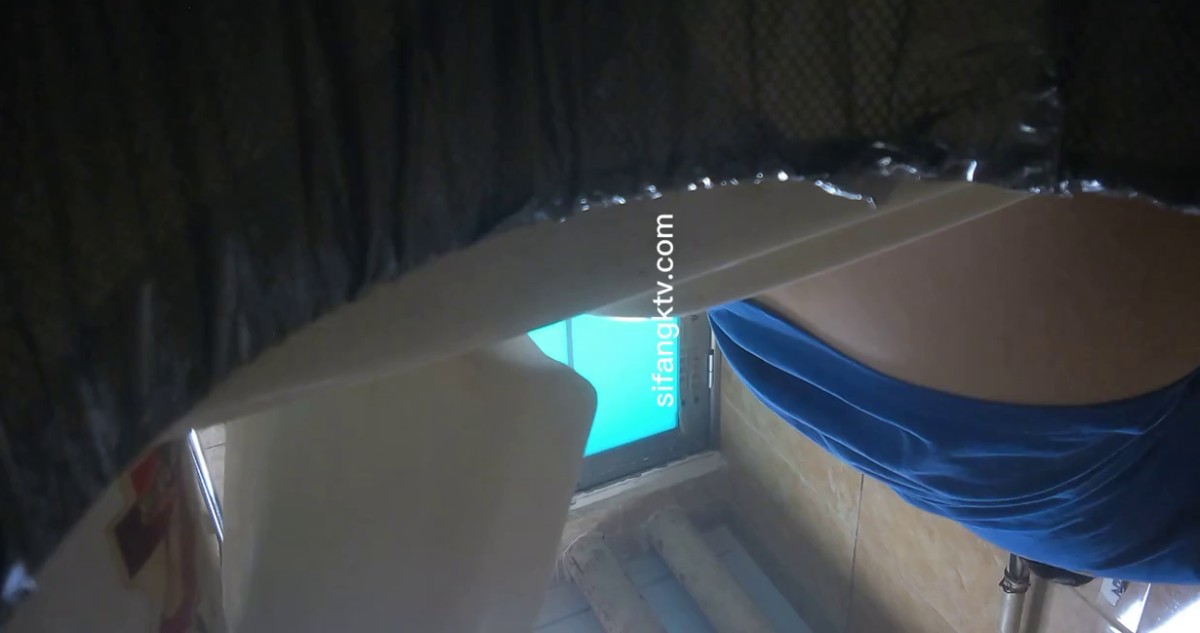 五月最新流出高清厕拍系列 商场烤肉店女厕全景后拍两个做兼职的学生服务员撅屁股尿尿