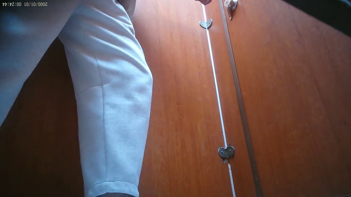 九月最新流出 国内厕拍大神潜入旅游景区女厕超近距离偷拍偷拍美女尿尿口罩靓妹主动侧着逼对着镜头