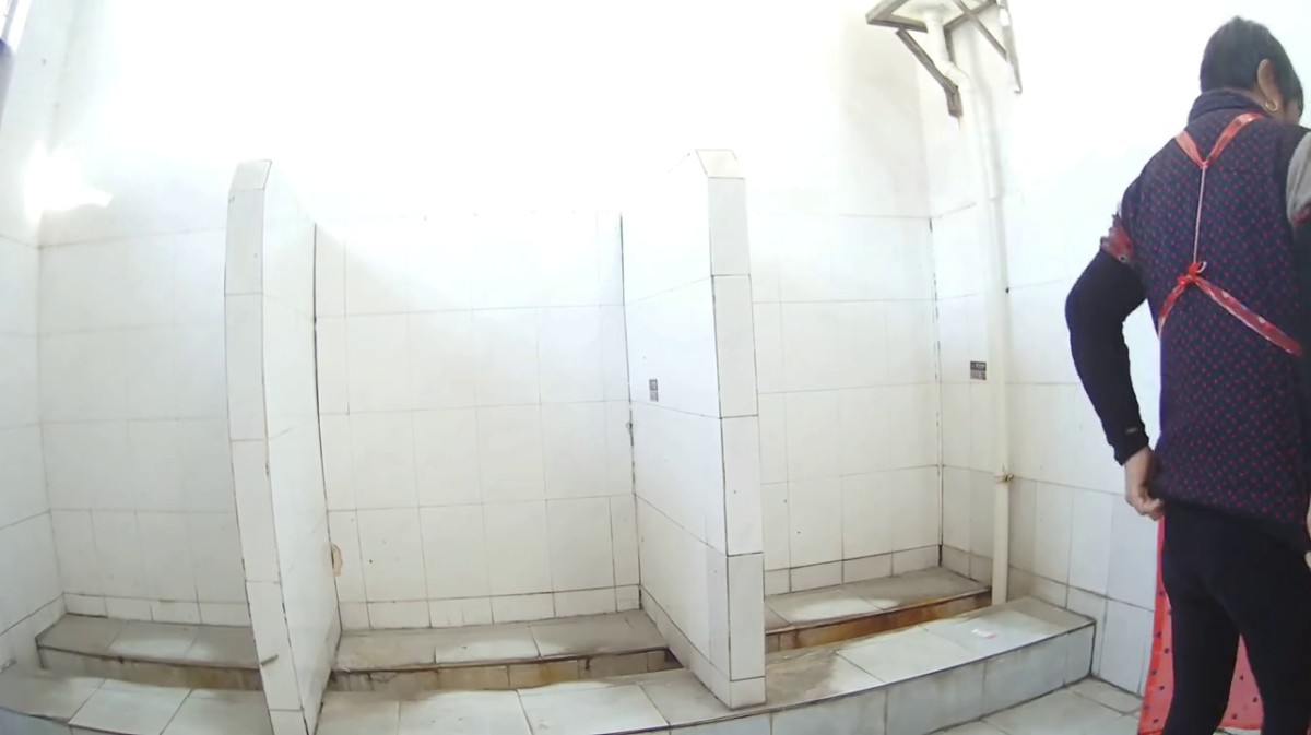 极品高清原版2K厕拍，传统公共女厕，全景真实偸拍，小姐姐少妇熟女各个年龄段的女人大小便，看点十足