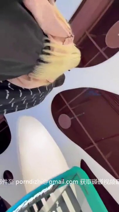 商场抄底和男朋友购物黄发美女 超短裙 痴汉