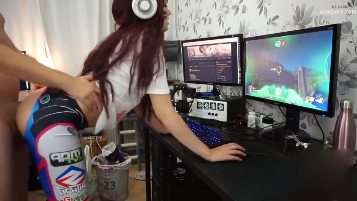 和漂亮妹子一边啪啪一边玩守望先锋你俩是操爽了，这不是坑人吗，这局铁定输了