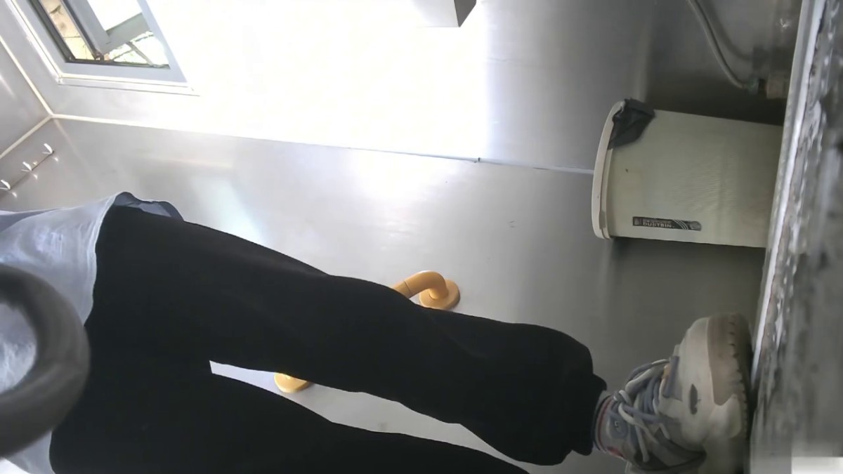 九月新流出 师范学院附近女厕偷拍 学妹尿尿银手镯小妹目测是个白虎嫩逼