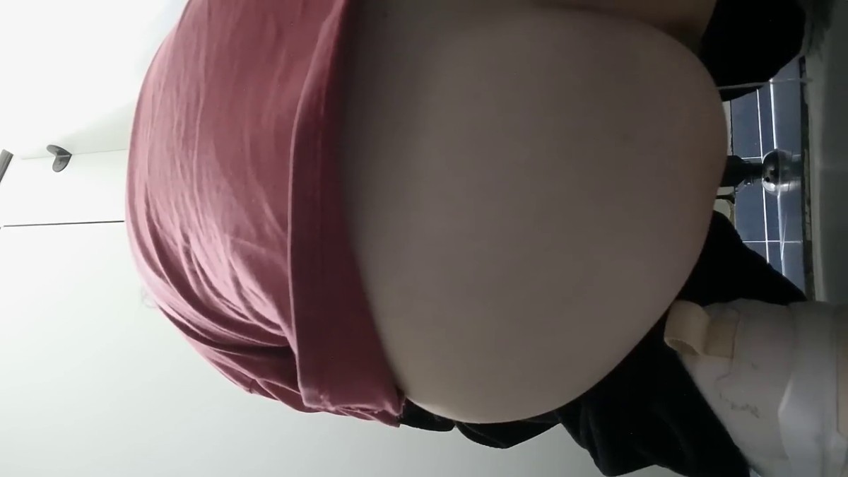 9月最新流出 厕拍大神潜入美女如云的外语学院女厕 偷拍学妹尿尿高冷美女的小嫩穴