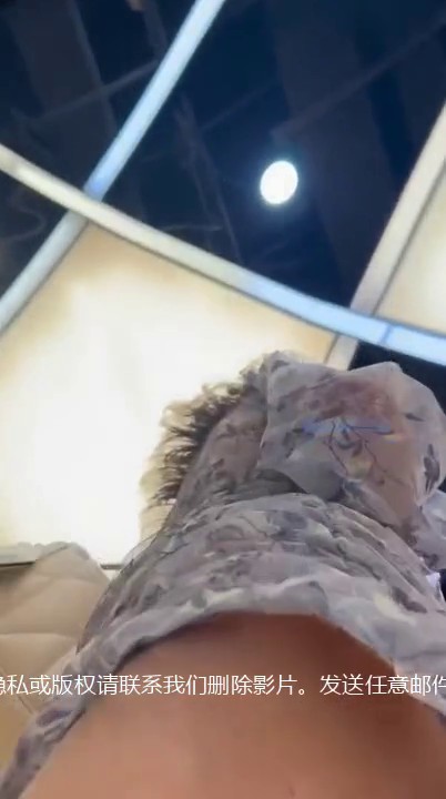 偷拍抄底 性感少妇买东西 内裤明显露出逼缝 真的好想开模啊