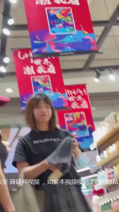 UR级别一箭双雕 有jk 抄底偷拍两位长腿美女 前后偷拍一览无余