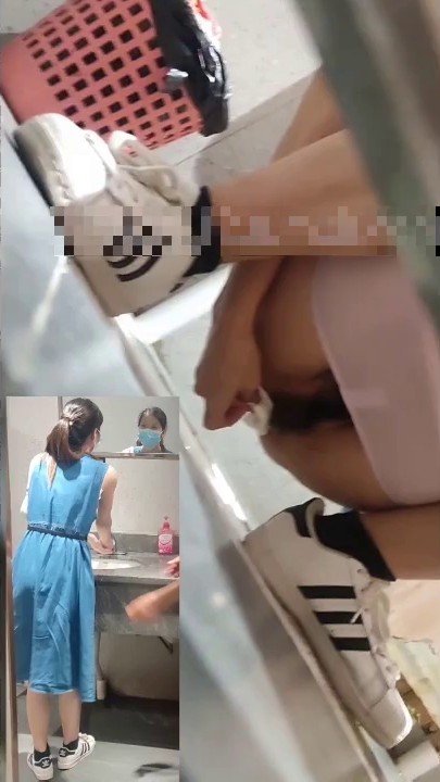 -厕拍达人横扫大学城周边商铺女厕，超多学生妹方便被偸拍，还同步露脸，有极品逼