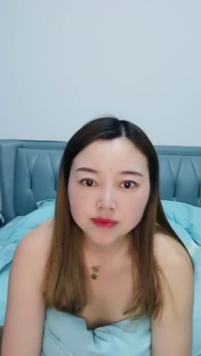 两个中年美少妇的诱惑还有一个好大哥，跟狼友互动撩骚听指挥，吃奶玩逼道具抽插，口交大鸡巴，让大哥爆草