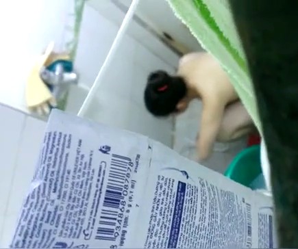 出租屋二房东通风管道透气孔偷拍 气质眼镜女租客洗澡蹲着用花沙洗逼逼