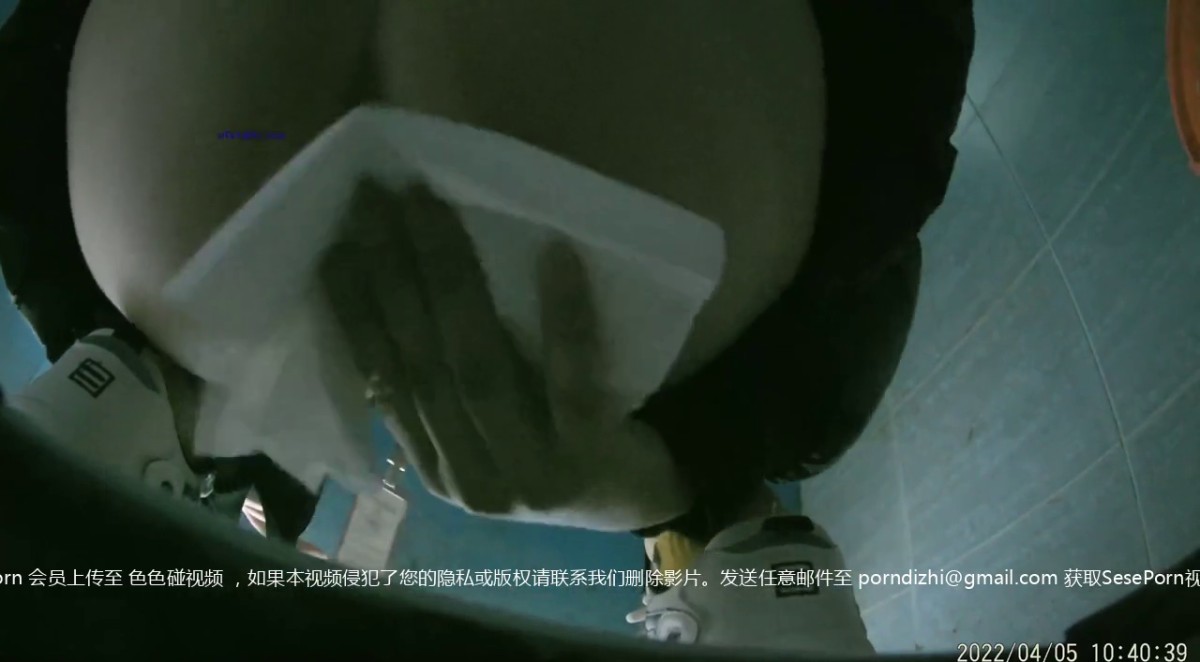 商场蓝门女全景偷拍美女职员的小黑鲍