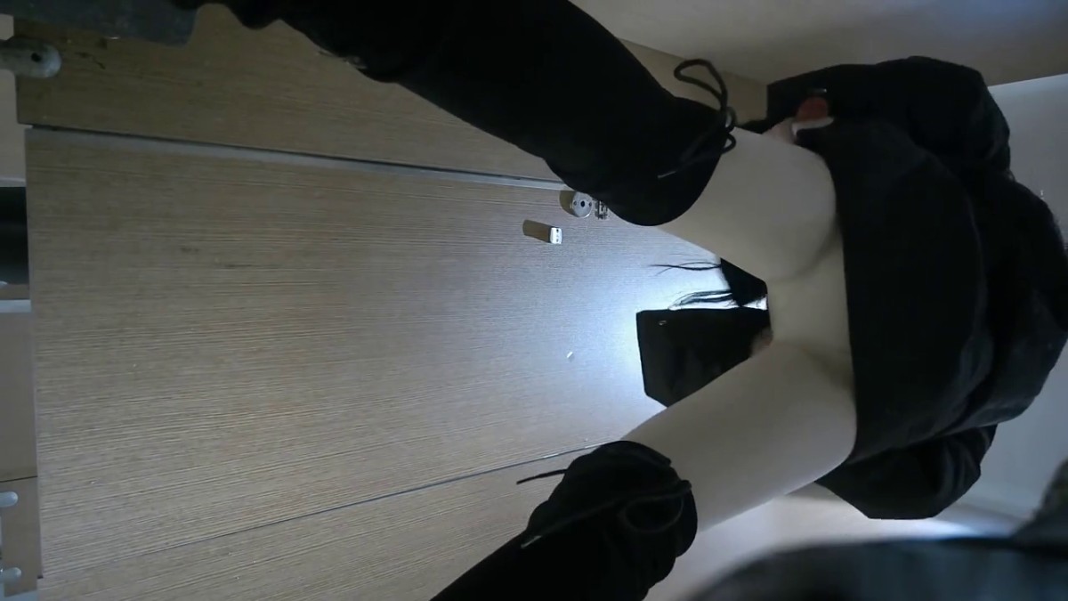 十二月新流出 魔手外购精品厕拍酒吧女厕《高清后景丝袜控》热裤丝袜高跟美女的肥厚阴唇