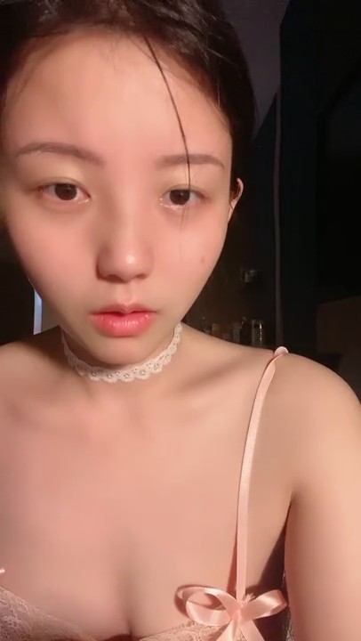 大半夜先洗澡刷牙，再和男友酒店里面白虎蝴蝶逼道具调教，矿泉水洗逼