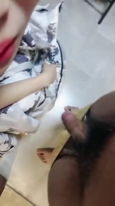 漂亮美眉3P 身材娇小苗条 小娇乳小粉鲍 菊花插肛塞屎都憋出来了 边拉屎边吃鸡 被两哥们连续输出