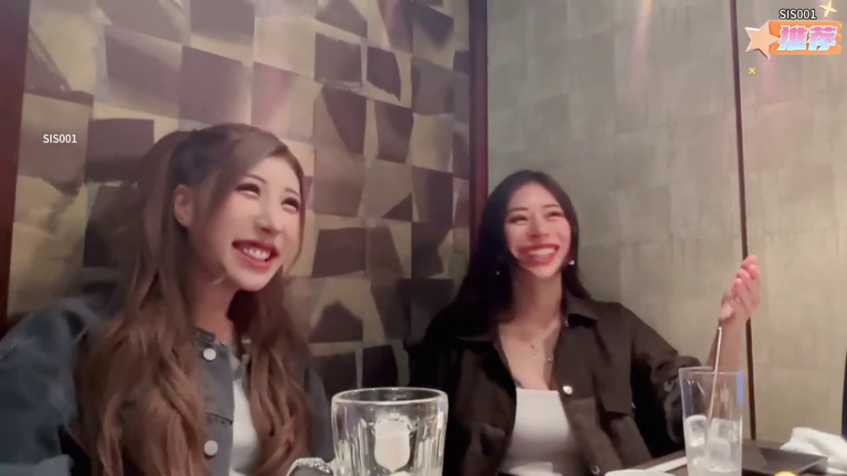 -俩网红闺蜜，一高一矮，请她们吃饭有说有笑，被下药【迷奸】先搞这个高个的长腿女神，睡的很沉 只有一点反应