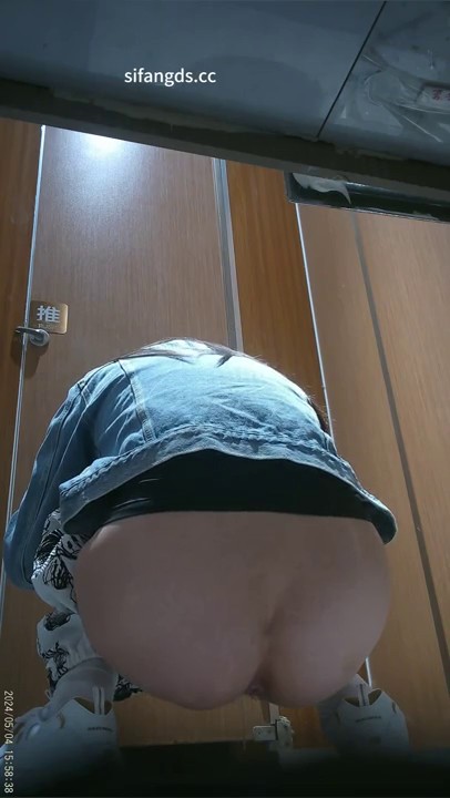 十月新流出旅游景区游乐场女厕偷拍 长裙小美女低着头在摄影机附近仔细看.