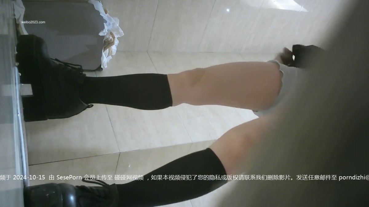 十月最新流出酒店女厕前景偷拍 3个年轻气质美女尿尿背心美女来月事逼逼不停拉血