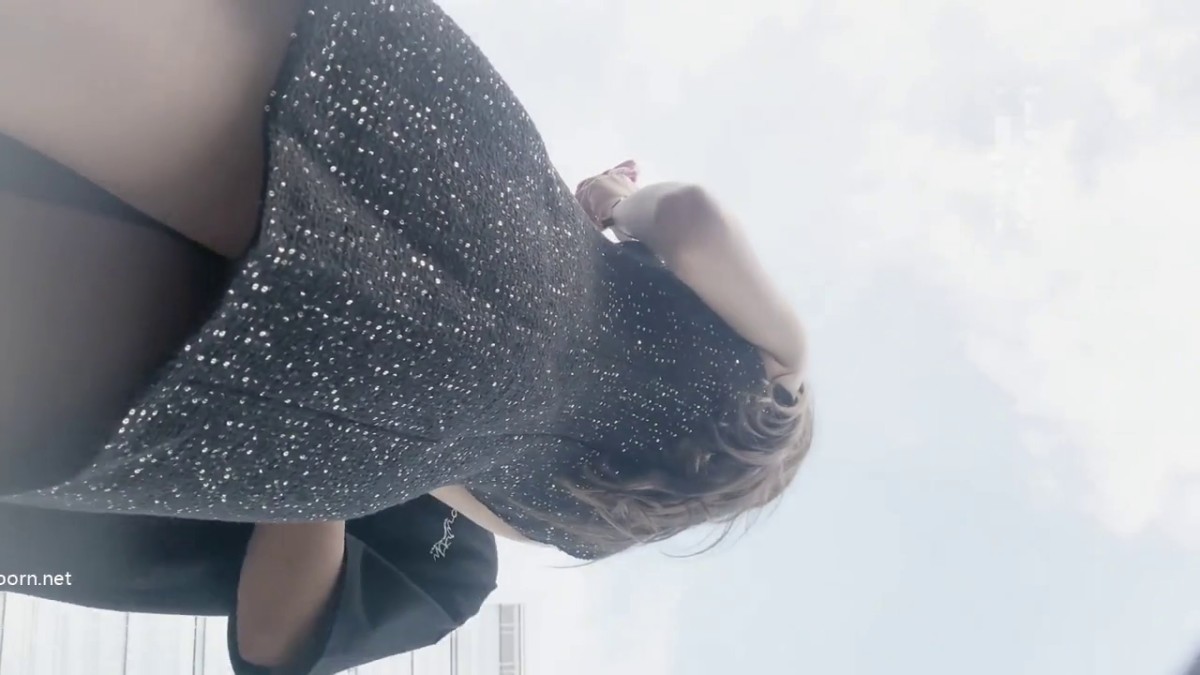 年度巨献 极品骚货美女和男友在网红打卡地打卡超级细的丁字裤根本包不住逼和菊花.