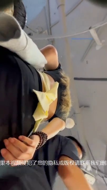 偷拍抄底 黑色包臂裙 跟闺蜜逛街的黄发小姐姐