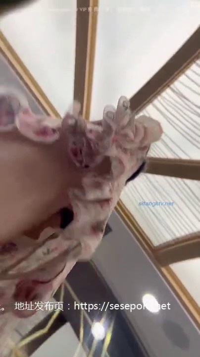 UR级别 偷拍抄底花花裙漂亮小姐姐 性感骚内 屁股摇摆 太顶了！