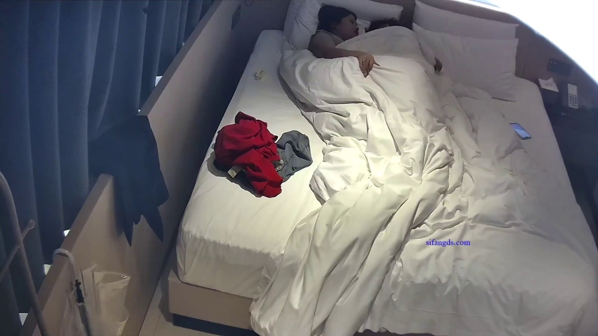 10-20新流出安防酒店偷拍 红衣少妇和cospaly制服小哥（女同性恋）开房舔穴解决性需要