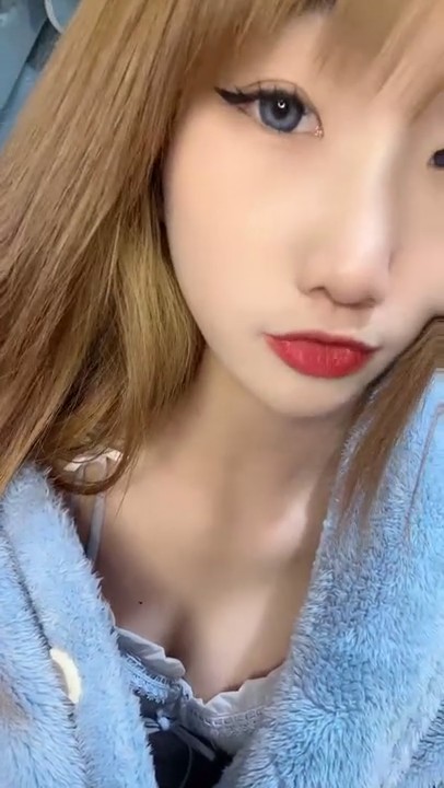 80多斤红唇小姐姐！苗条身材白丝美腿！特写粉嫩小穴，翘起屁股拍打，性感极度诱惑