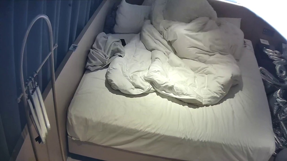 浪漫的双马尾学生妹给男友准备惊喜 男友下午来后，双马尾学妹赶紧献上自己的小穴让男友享用.