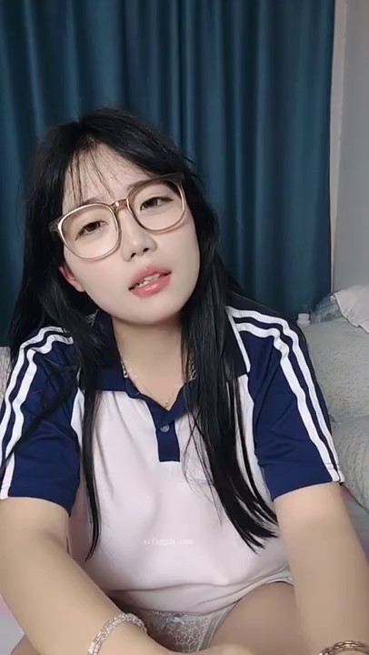 2024年10月，新人，学生妹！【少萝小甜】，高颜值反差婊，脱到一丝不挂，身材诱人，粉嫩鲍鱼