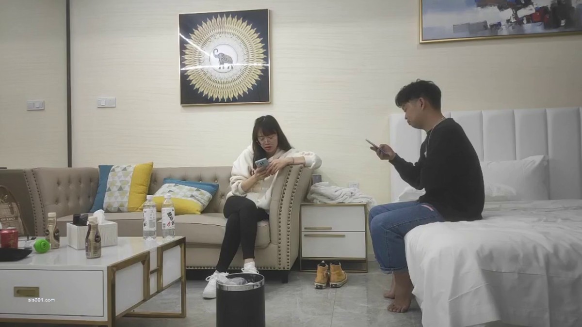 -眼镜学妹 没想到你们做老师的也这么骚 教小学还是中学 教你鸭现在 身材高挑大长腿 看着很斯文很骚很会调情