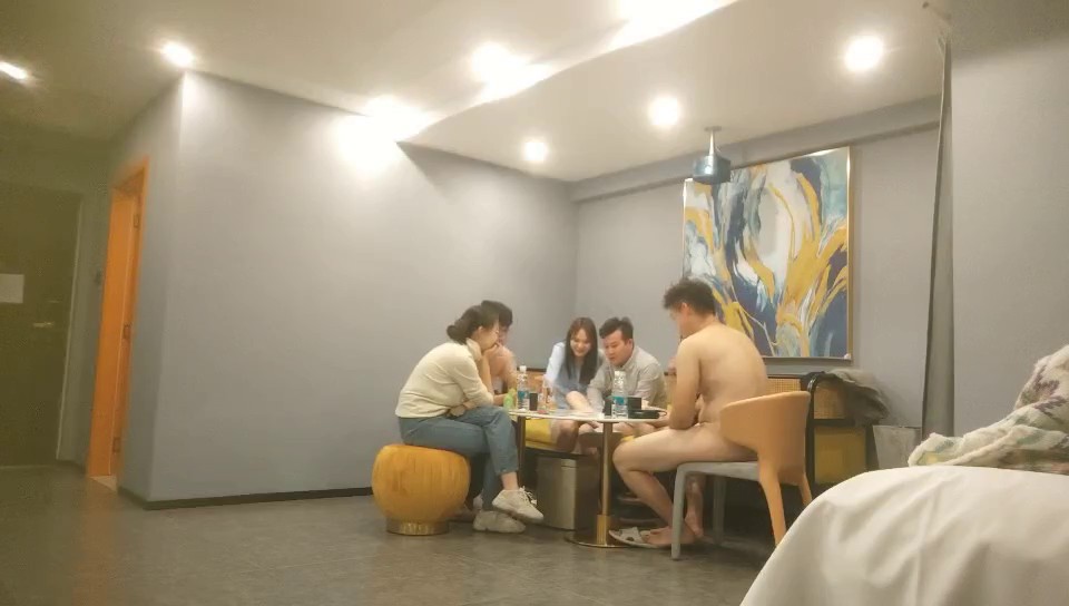 三个小伙各自带着漂亮的小娇妻酒店玩换妻 玩游戏输了脱衣服最后全部脱光光