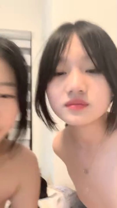 可爱学生妹【韦惠雯】和闺蜜开百合，奶头粉，天然无毛，一线天，舌吻，舔奶，互相抠穴玩女同可爱学生妹【韦惠雯】和闺蜜开百合，奶头粉，天然无毛，一线天，舌吻，舔奶，互相抠穴玩女同