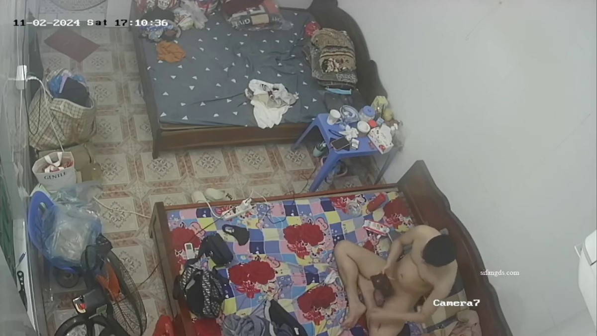 -2024新流出 黑客破解家庭网络摄像头偷拍 帅哥下班回宿舍和女友真会玩吃快餐毒龙舔菊花啪啪啪