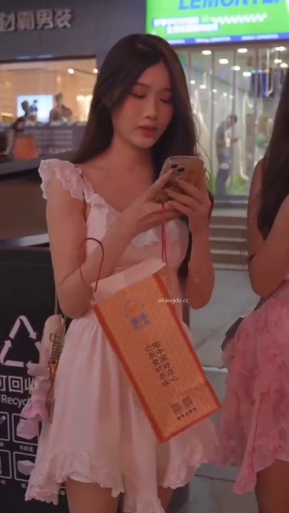 抄底cd偷拍两个高颜小姐姐逛街 一箭双雕