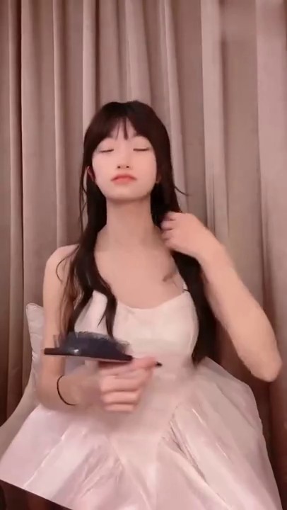 【清纯甜美二次元反差美少女】死库水白裙情趣装罕见大秀，生疏展示高潮脸