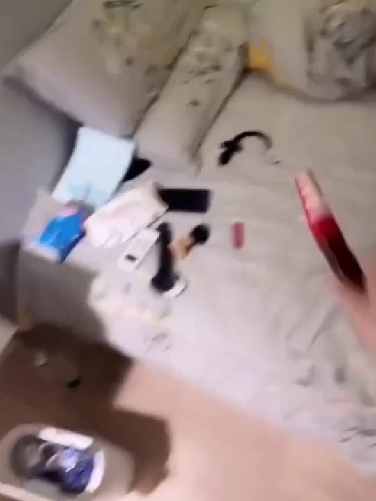 -黑丝伪娘贴贴 主人鸡吧好吃吗 小骚狗穿着黑丝被主人大鸡吧猛怼 边操边撸狗鸡吧 给操射了