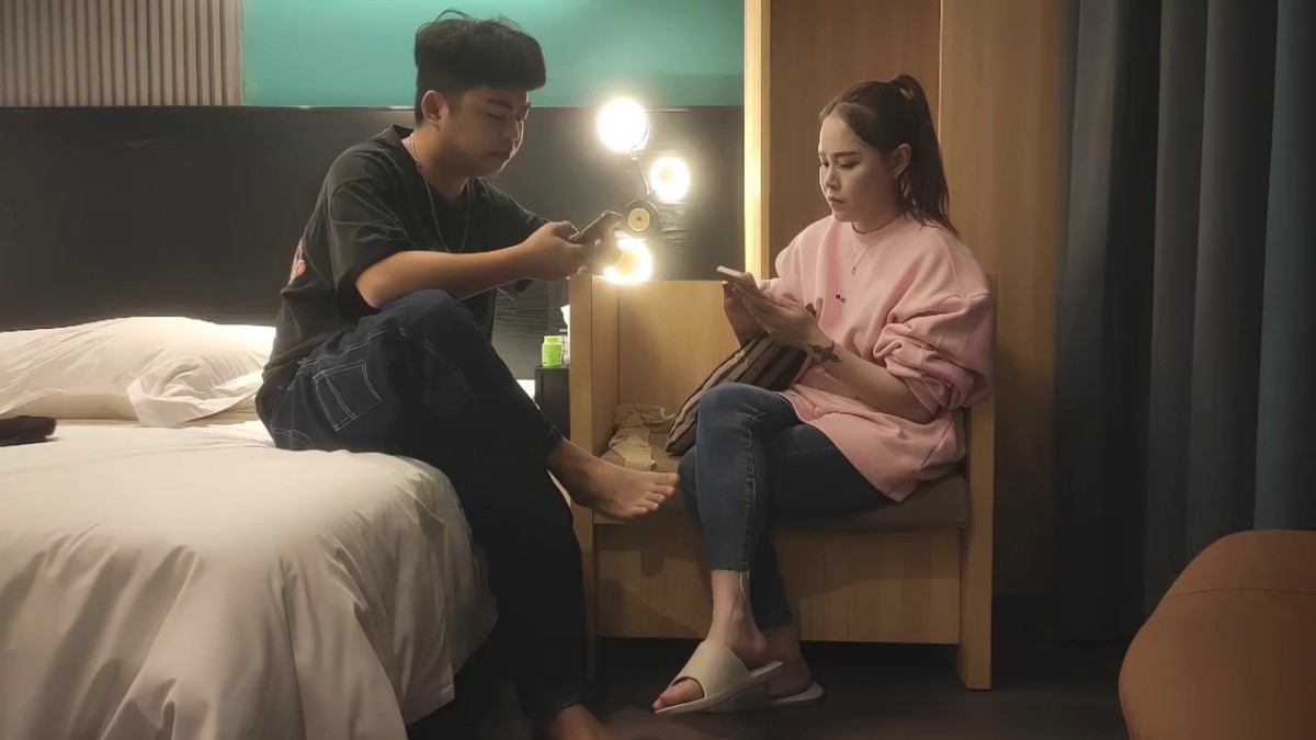 -漂亮大奶轻熟女 每次都这么厉害太不容易了 你射进去了 皮肤白皙老熟人先聊聊天被小哥无套输出 没控制住内射了