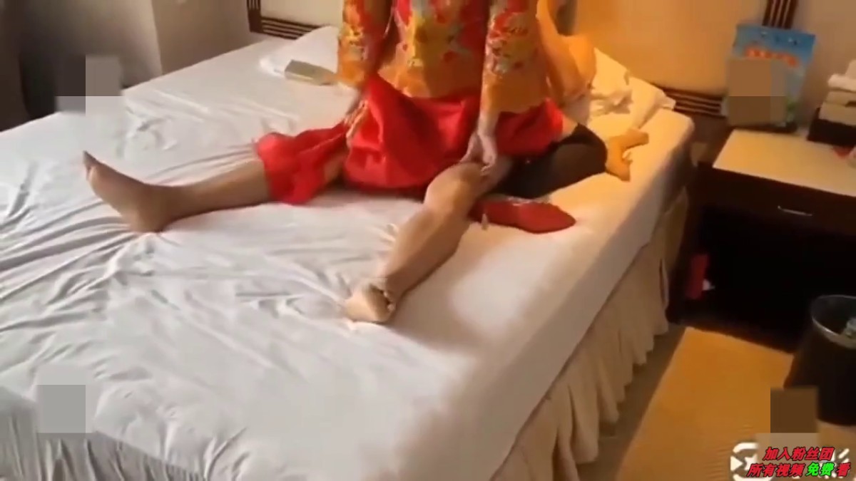 大奶骚淫妻3P老公和男单，把绿帽丈夫跟单男鸡鸡舔硬，把精液全部吃掉