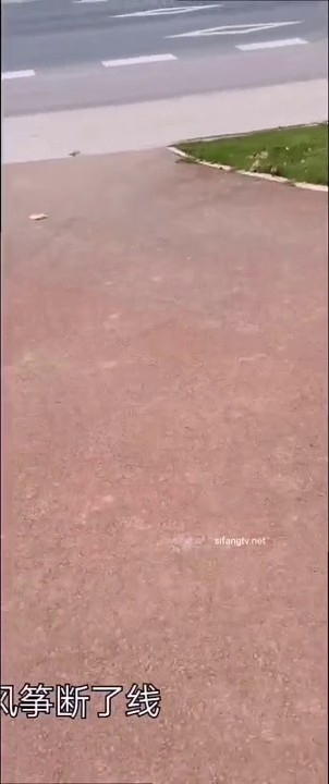 【12月福利】，极限露出天花板，反差婊【风筝断了线】全裸买水果，戴着各种自慰道具裸行，路边性爱.