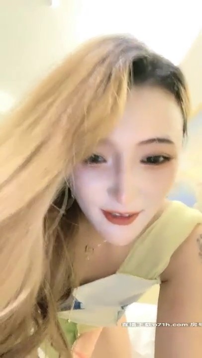 人间水蜜桃高颜值妖艳妹子自慰诱惑，无毛粉穴假吊骑坐抽插大黑牛震动