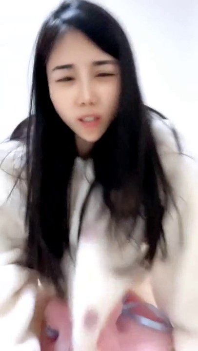 逼里塞着高频跳蛋练瑜伽的极品姑娘，爽到颤抖淫水直流，全程露脸表情好骚，撅着屁股求草，淫声荡语不断真骚.